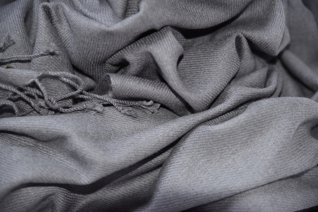 Cashmere muffler in dark gray